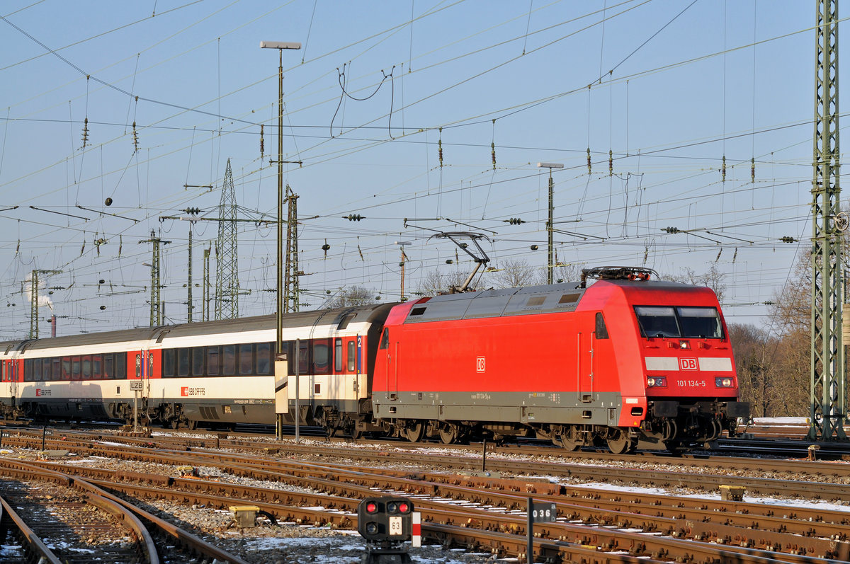 DB Lok 101 134-5 fährt beim Badischen Bahnhof ein. Das abzweigende Gleis führt auf einen Parkplatz, von wo aus auch diese Aufnahme am 18.01.2017 entstand.