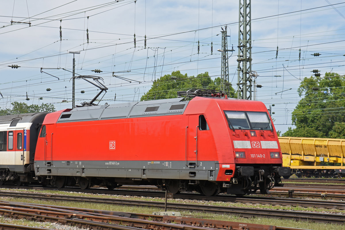 DB Lok 101 140-2 fährt beim badischen Bahnhof ein. Die Aufnahme stammt vom 14.07.2018.