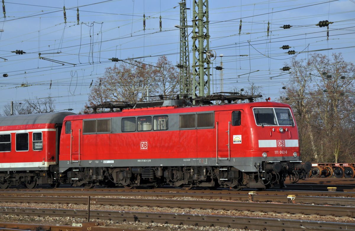 DB Lok 111 062 - 6 am Badischen Bahnhof in Basel. Die Aufnahme stammt vom 17.12.2013.