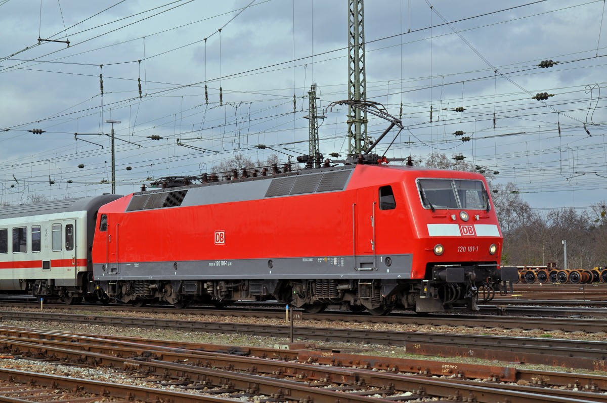 DB Lok 120 101-1 fährt beim Badischen Bahnhof ein. Die Aufnahme stammt vom 18.02.2016.