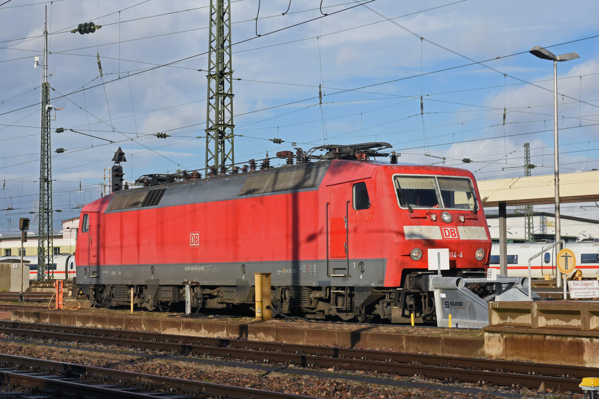 DB Lok 120 114-4 steht auf einem Abstellgleis beim badischen Bahnhof. Die Aufnahme stammt vom 10.12.2018.