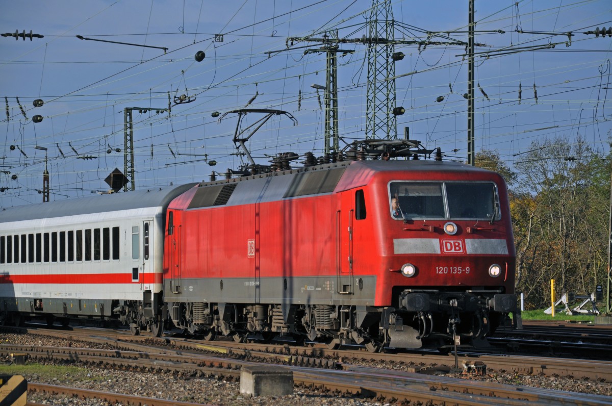DB Lok 120 135-9 fährt beim Badischen Bahnhof ein. Die Aufnahme stammt vom 02.11.2014.