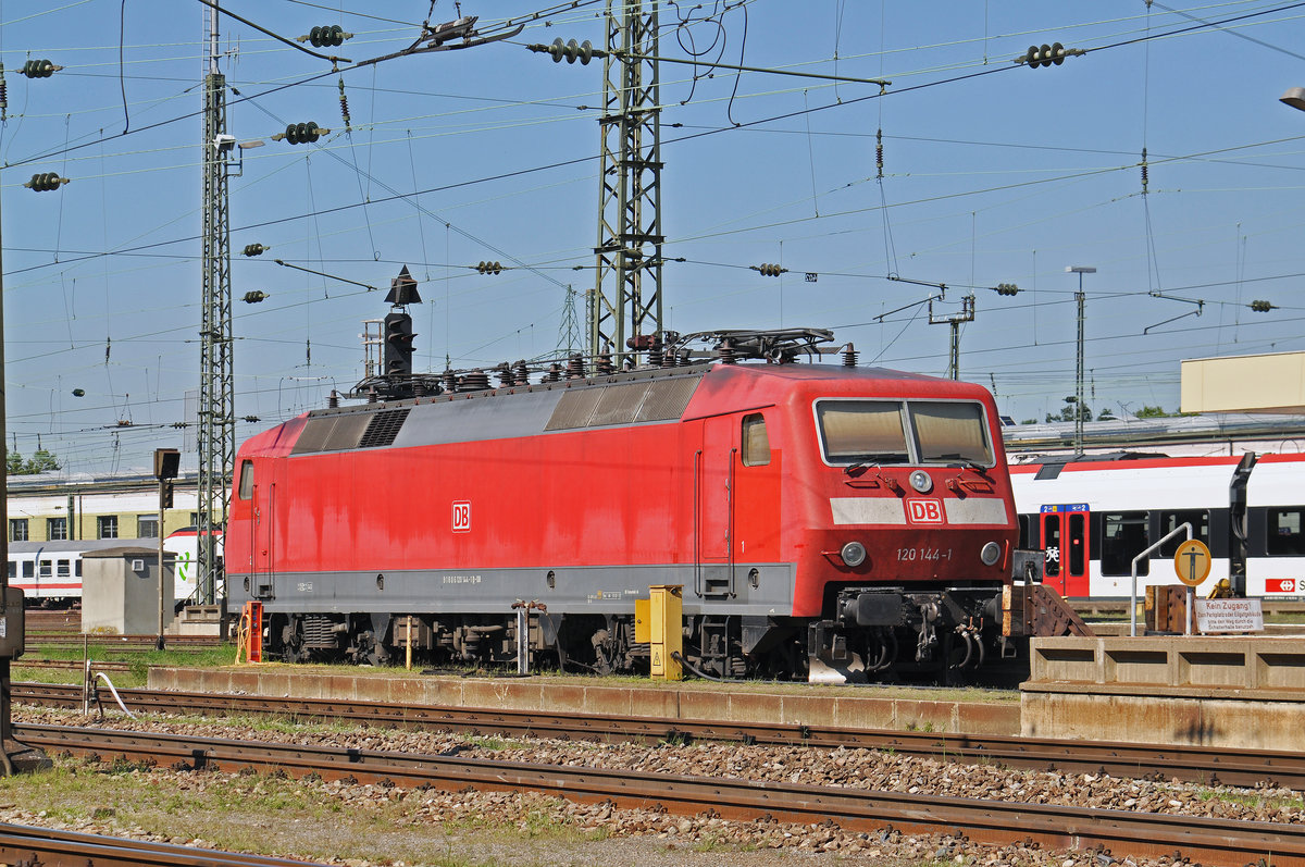 DB Lok 120 144-1 wartet am Badischen Bahnhof auf den nächsten Einsatz. Die Aufnahme stammt vom 27.08.2016.