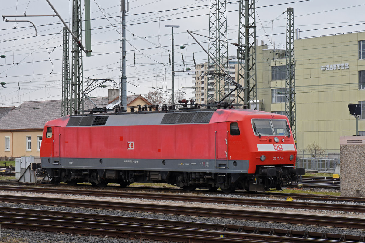 DB Lok 120 147-4 steht auf einem Nebengleis beim badischen Bahnhof. Die Aufnahme stammt vom 10.01.2019.