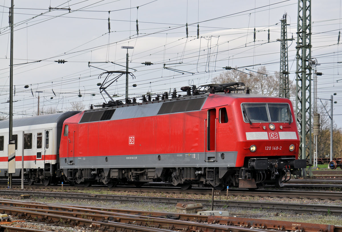 DB Lok 120 148-2 fährt beim Badischen Bahnhof ein. Die Aufnahme stammt vom 04.04.2016.