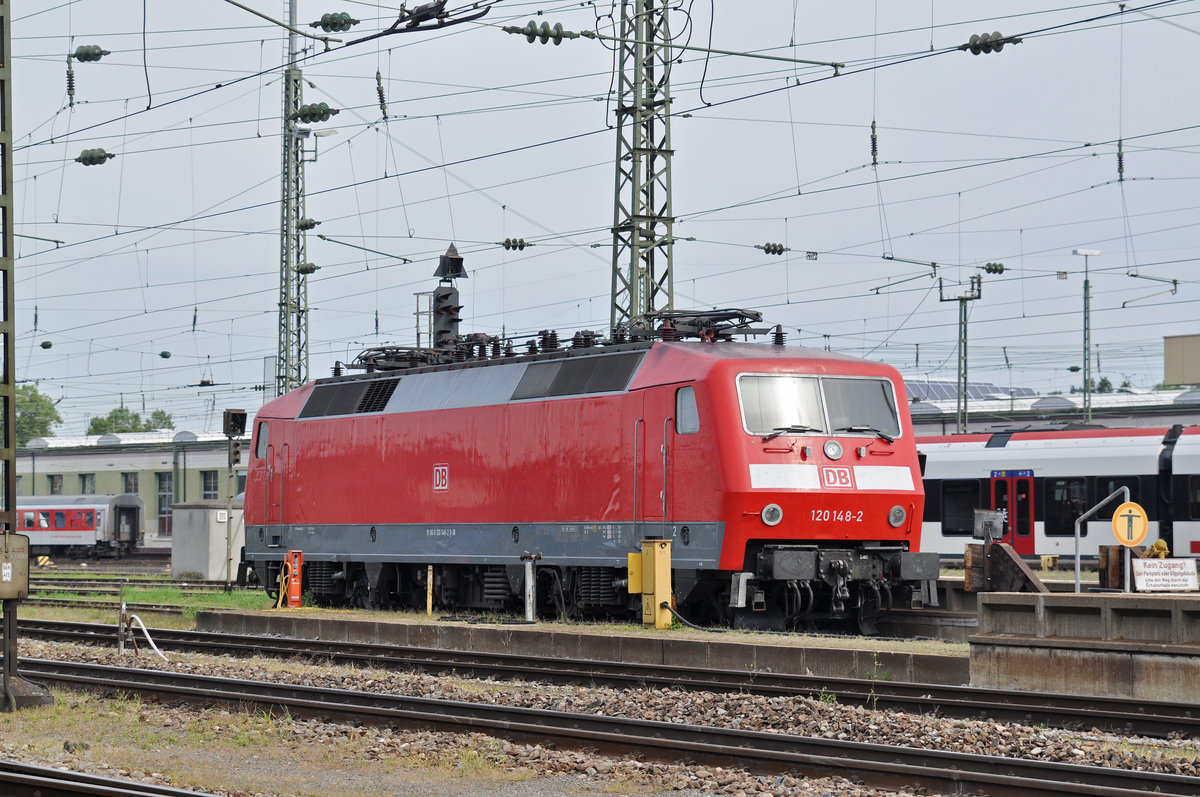 DB Lok 120 148-3 ist beim Badischen Bahnhof abgestellt. Die Aufnahme stammt vom 03.09.2016.