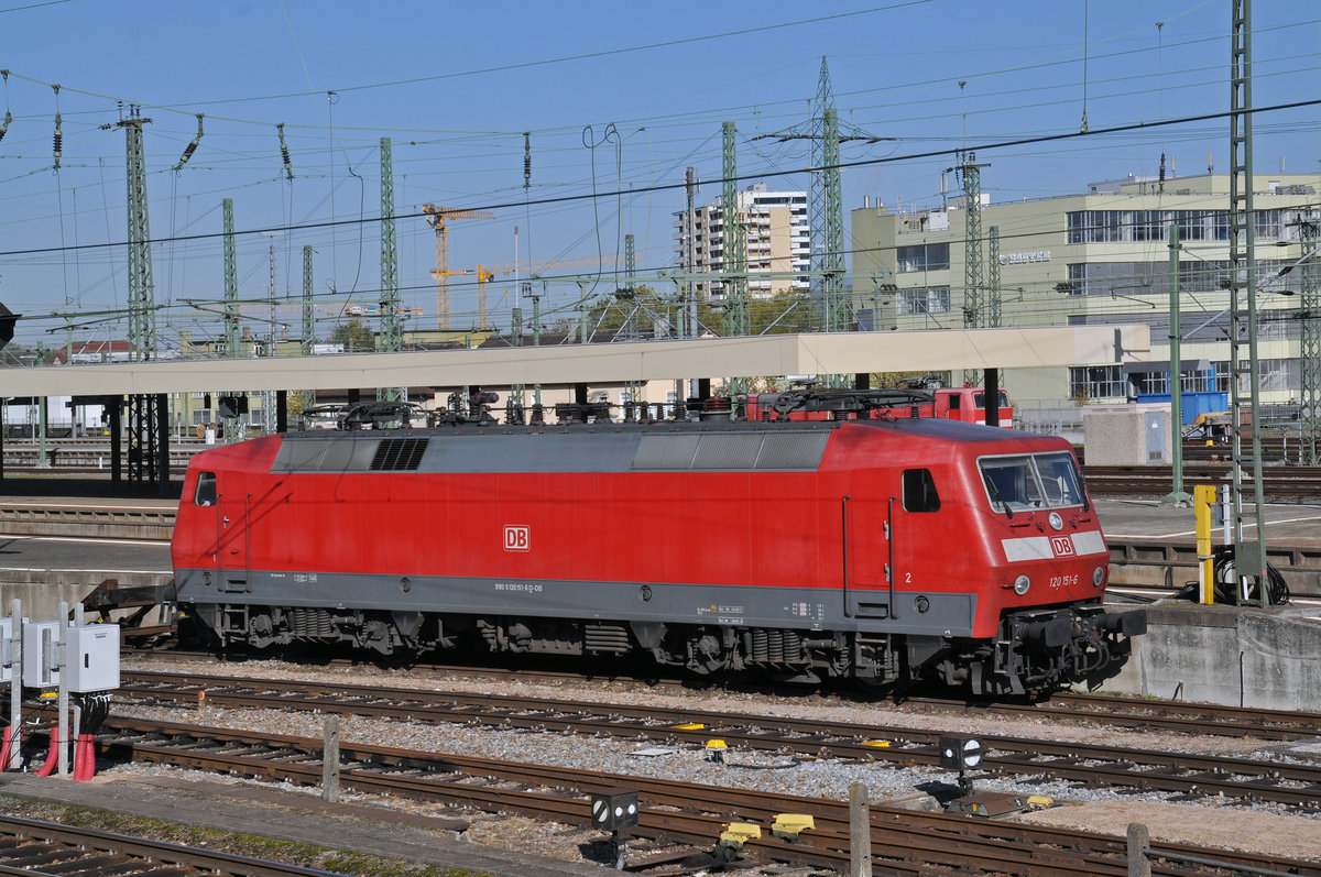 DB Lok 120 151-6 ist beim Badischen Bahnhof auf einem Nebengleis abgestellt. Die Aufnahme stammt vom 31.10.2017.