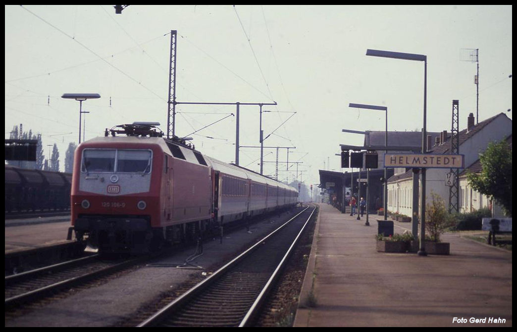DB Lok 120106 ist hier am 5.10.1991 um 12.41 Uhr den C 176 Ricarda Huk nach Berlin in Helmstedt angekommen, wo nun der Lokwechsel auf Dieselbetrieb erfolgen wird.