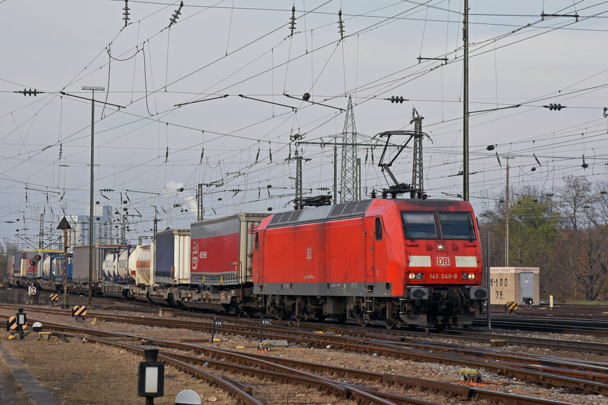 DB Lok 145 046-9 durchfährt den badischen Bahnhof. Die Aufnahme stammt vom 21.11.2018.