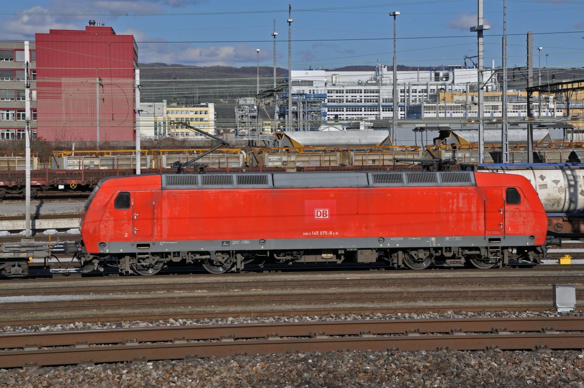 DB Lok 145 075-8 beim Güterbahnhof in Muttenz. Die Aufnahme stammt vom 12.02.2014.
