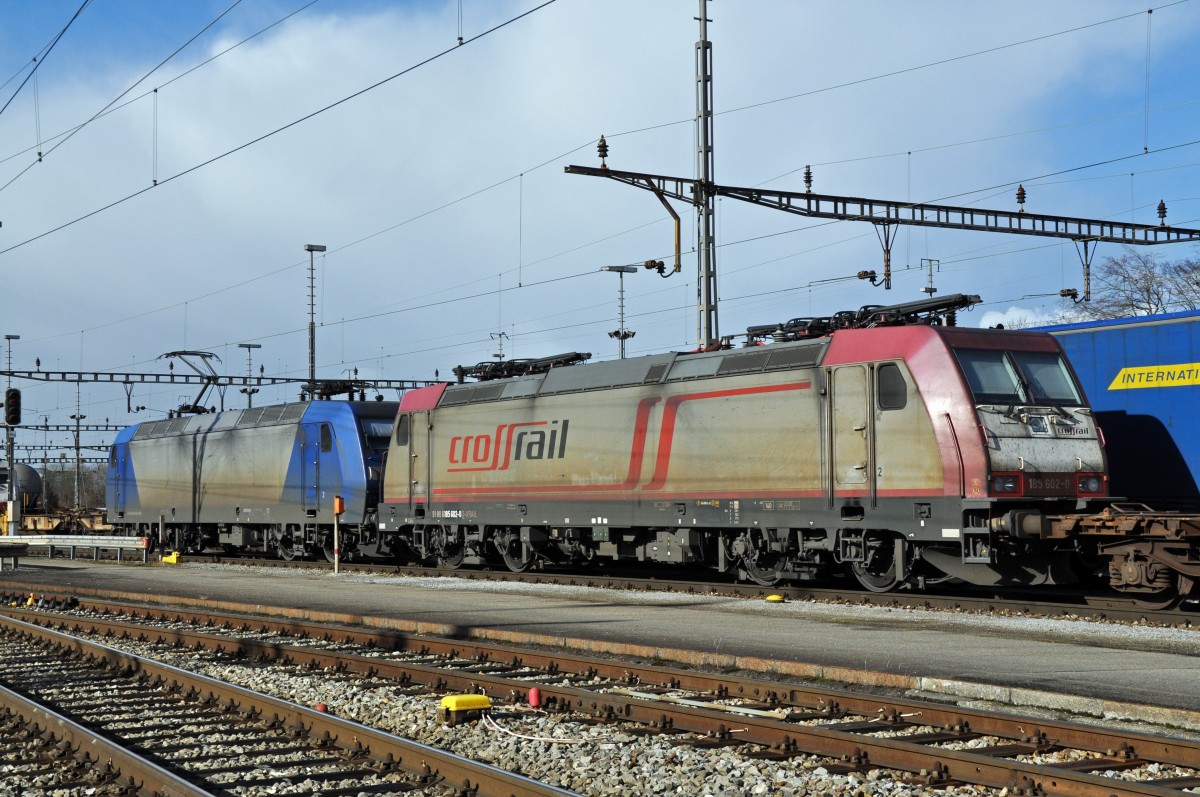 DB Lok 145 099-8 und 185 602-0 am Güterbahnhof Muttenz. Die Aufnahme stammt vom 27.01.2014.