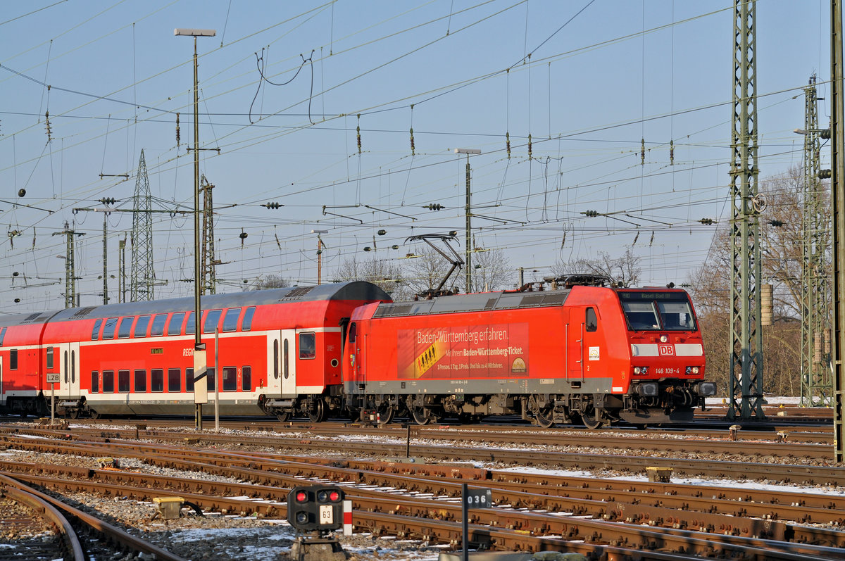 DB Lok 146 109-4 fährt beim Badischen Bahnhof ein. Das abzweigende Gleis führt auf einen Parkplatz, von wo aus auch diese Aufnahme am 18.01.2017 entstand.
