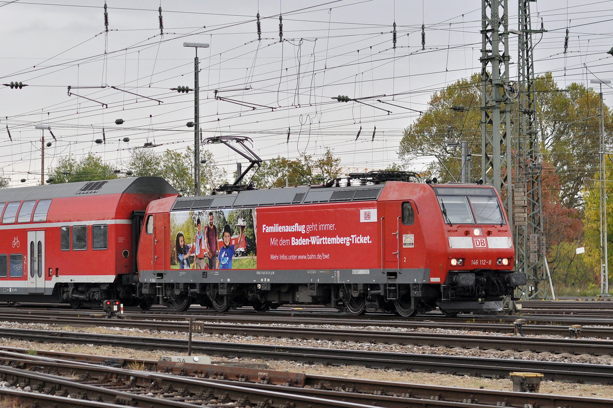 DB Lok 146 112-8 fährt beim Badischen Bahnhof ein. Die Aufnahme stammt vom 20.10.2017.