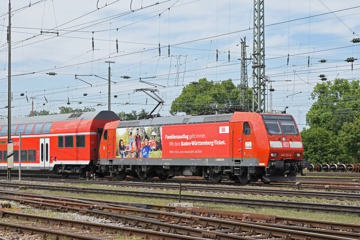 DB Lok 146 113-6 fährt beim badischen Bahnhof ein. Die Aufnahme stammt vom 14.07.2018.