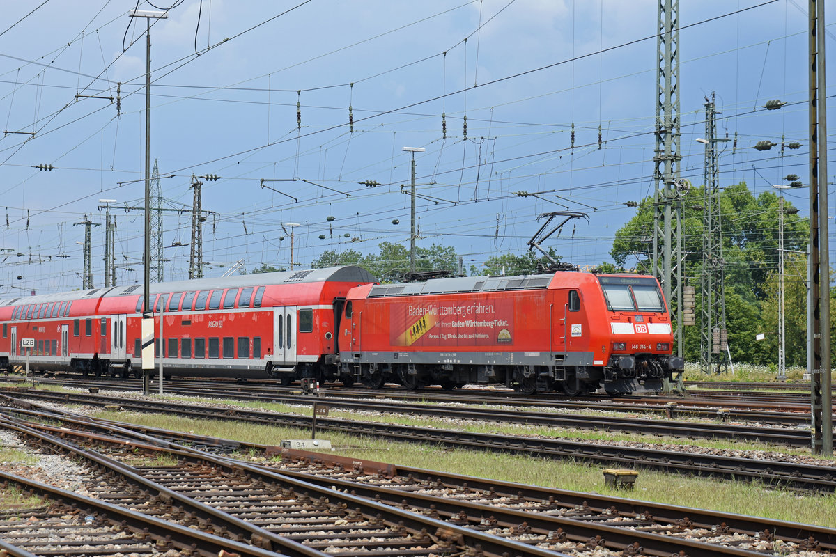 DB Lok 146 114-4 fährt beim badischen Bahnhof ein. Die Aufnahme stammt vom 17.07.2018.