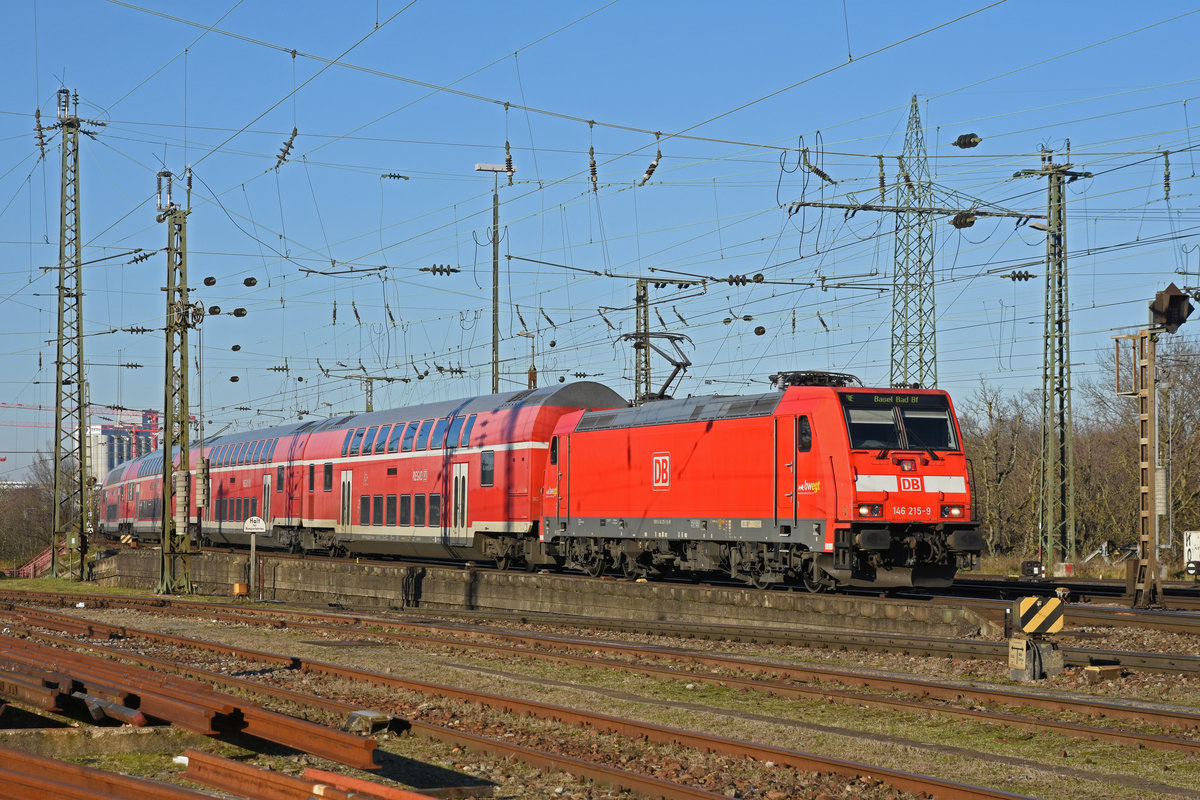 DB Lok 146 215-9 fährt beim badischen Bahnhof ein. Die Aufnahme stammt vom 30.12.2019.