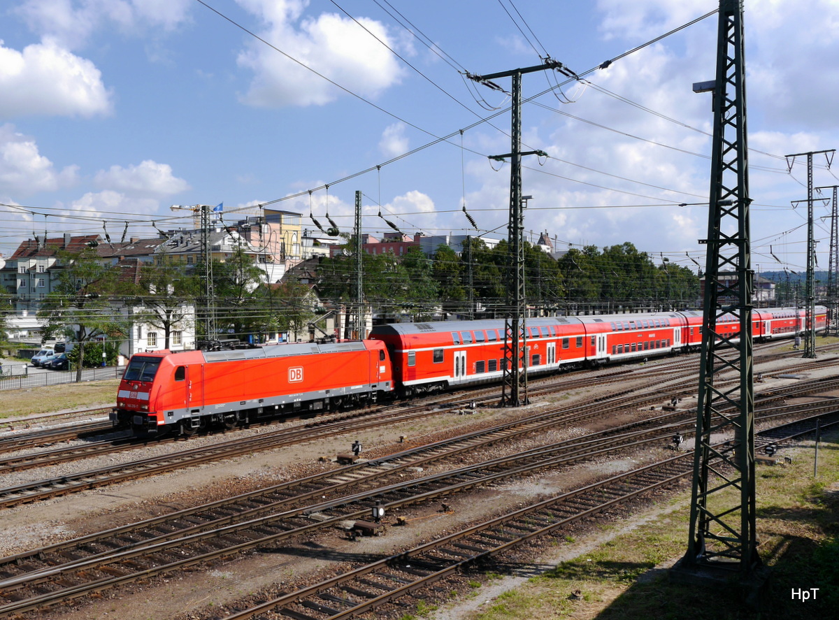 DB - Lok 146 216-7 mit RE beim verlassen des Bahnhofs Singen am 02.08.2015