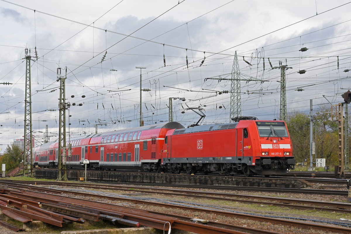 DB Lok 146 217-5 fährt beim badischen Bahnhof ein. Die Aufnahme stammt vom 18.11.2019.