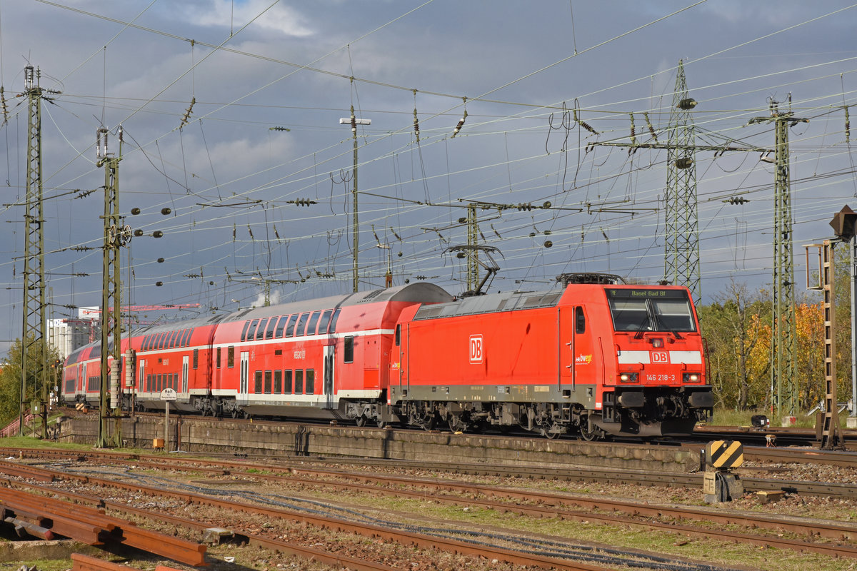 DB Lok 146 218-3 fährt beim badischen Bahnhof ein. Die Aufnahme stammt vom 06.11.2019.