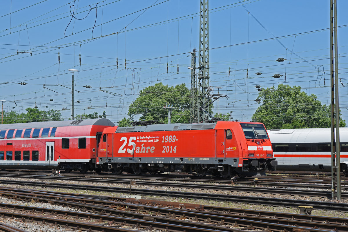DB Lok 146 221-7 verlässt den badischen Bahnhof- Die Aufnahme stammt vom 18.05.2020.