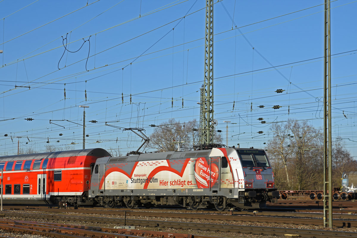 DB Lok 146 227-4 fährt beim badischen Bahnhof ein. Die Aufnahme stammt vom 16.01.2020.