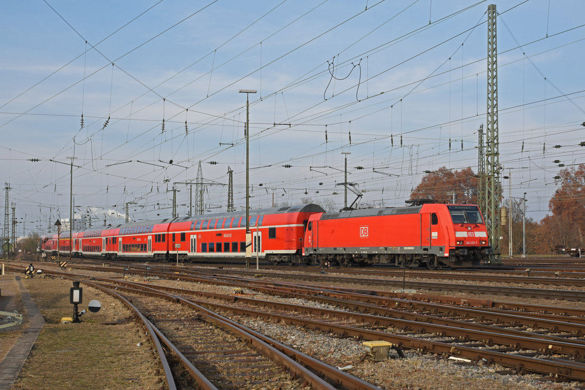 DB Lok 146 235-7 fährt beim badischen Bahnhof ein. Die Aufnahme stammt vom 21.11.2018.
