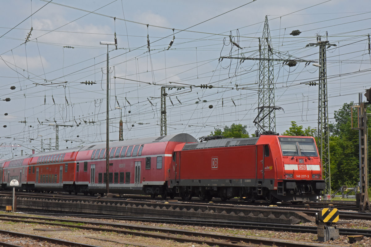 DB Lok 146 237-3 verlässt den badischen Bahnhof. Die Aufnahme stammt vom 26.05.2020.