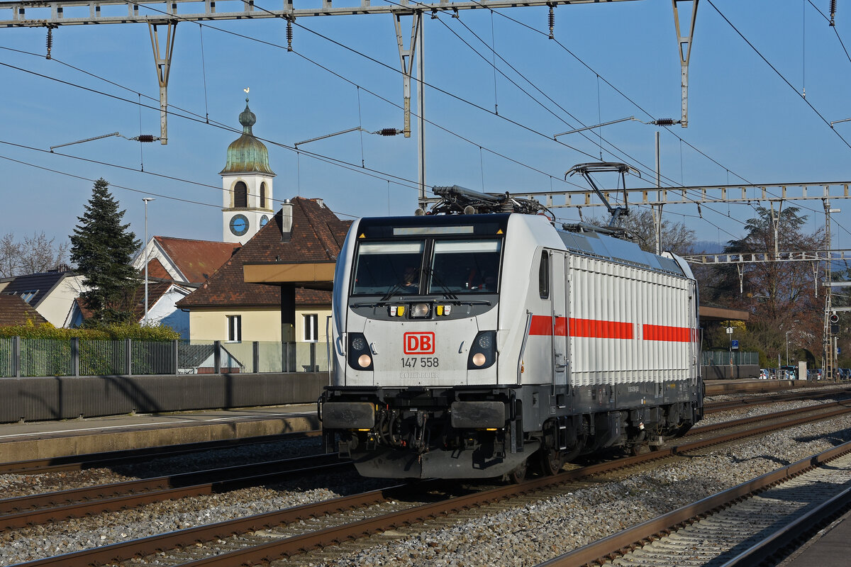 DB Lok 147 558-1 durchfährt als Testfahrt den Bahnhof Rupperswil. Die Aufnahme stammt vom 13.01.2022.