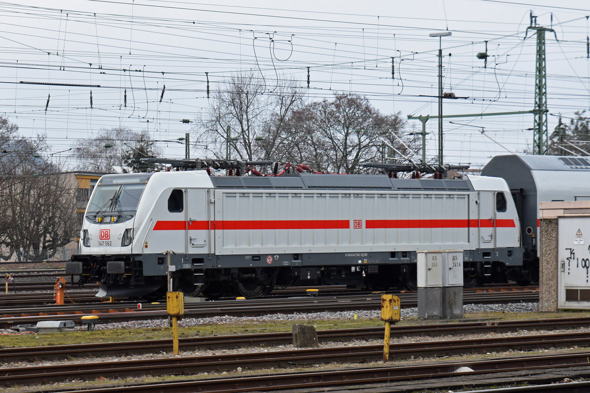DB Lok 147 562-3 steht auf einem Nebengleis beim badischen Bahnhof. Die Aufnahme stammt vom 03.02.2019.