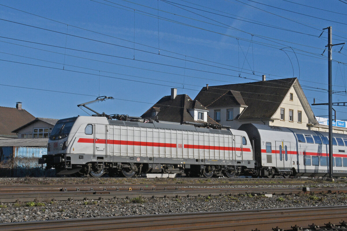 DB Lok 147 593-8 durchfährt am 15.01.2026 den Bahnhof Pratteln.