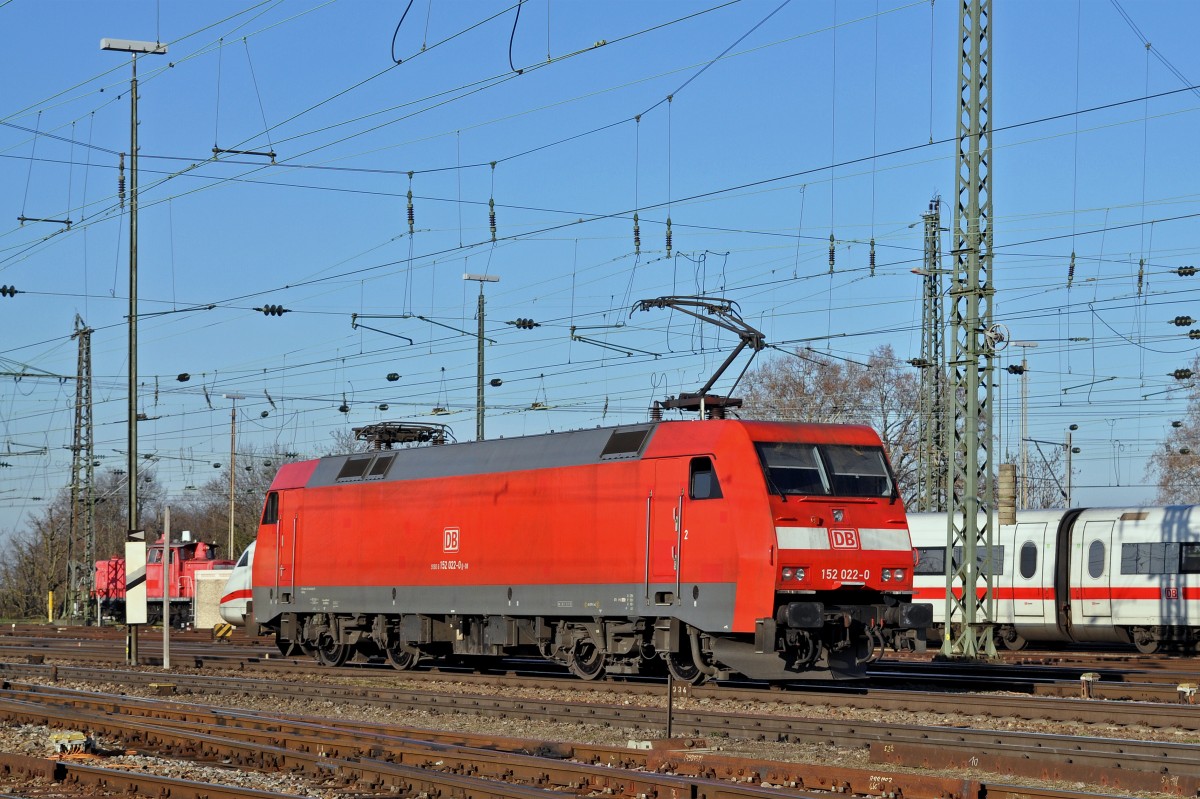 Db Lok 152 022-0 durchfährt den Badischen Bahnhof. Die Aufnahme stammt vom 10.12.2015.