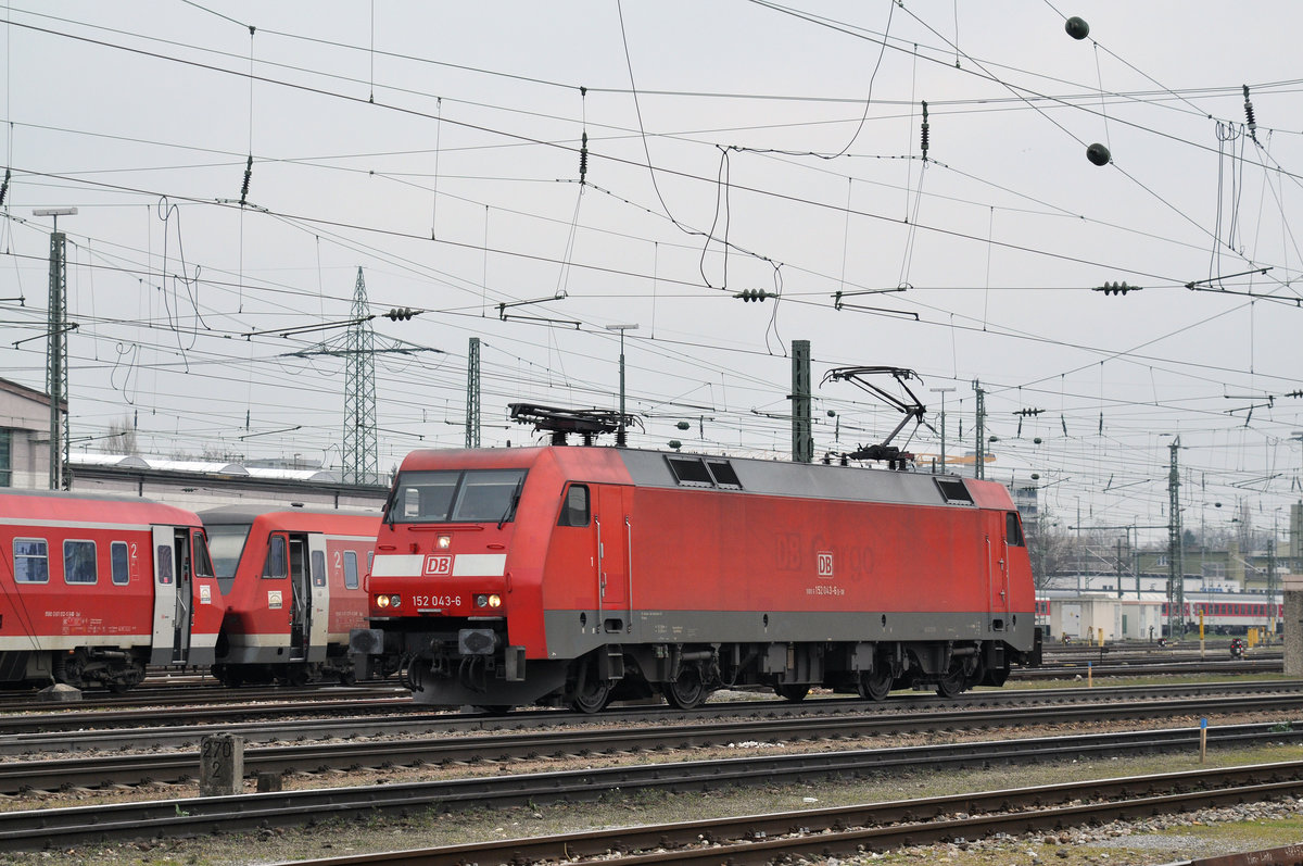 DB Lok 152 043-6 durchfährt den Badischen Bahnhof. Die Aufnahme stammt vom 12.03.2016.