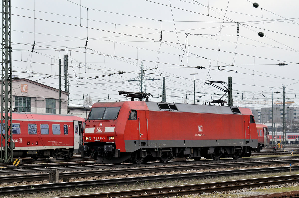 DB Lok 152 094-9 durchfährt den Badischen Bahnhof. Die Aufnahme stammt vom 12.03.2016.