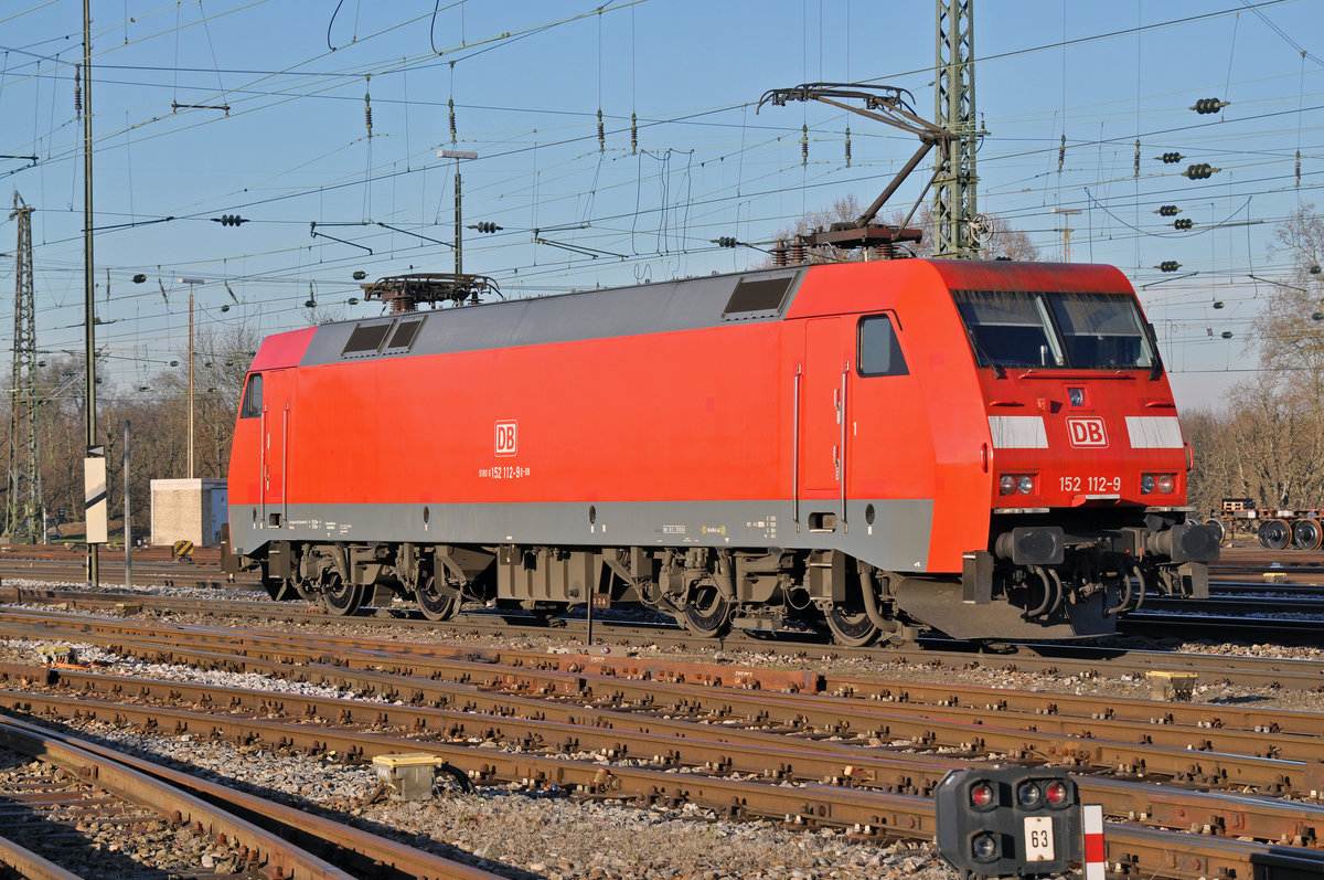 DB Lok 152 112-9 durchfährt den Badischen Bahnhof. Die Aufnahme stammt vom 01.12.2016.