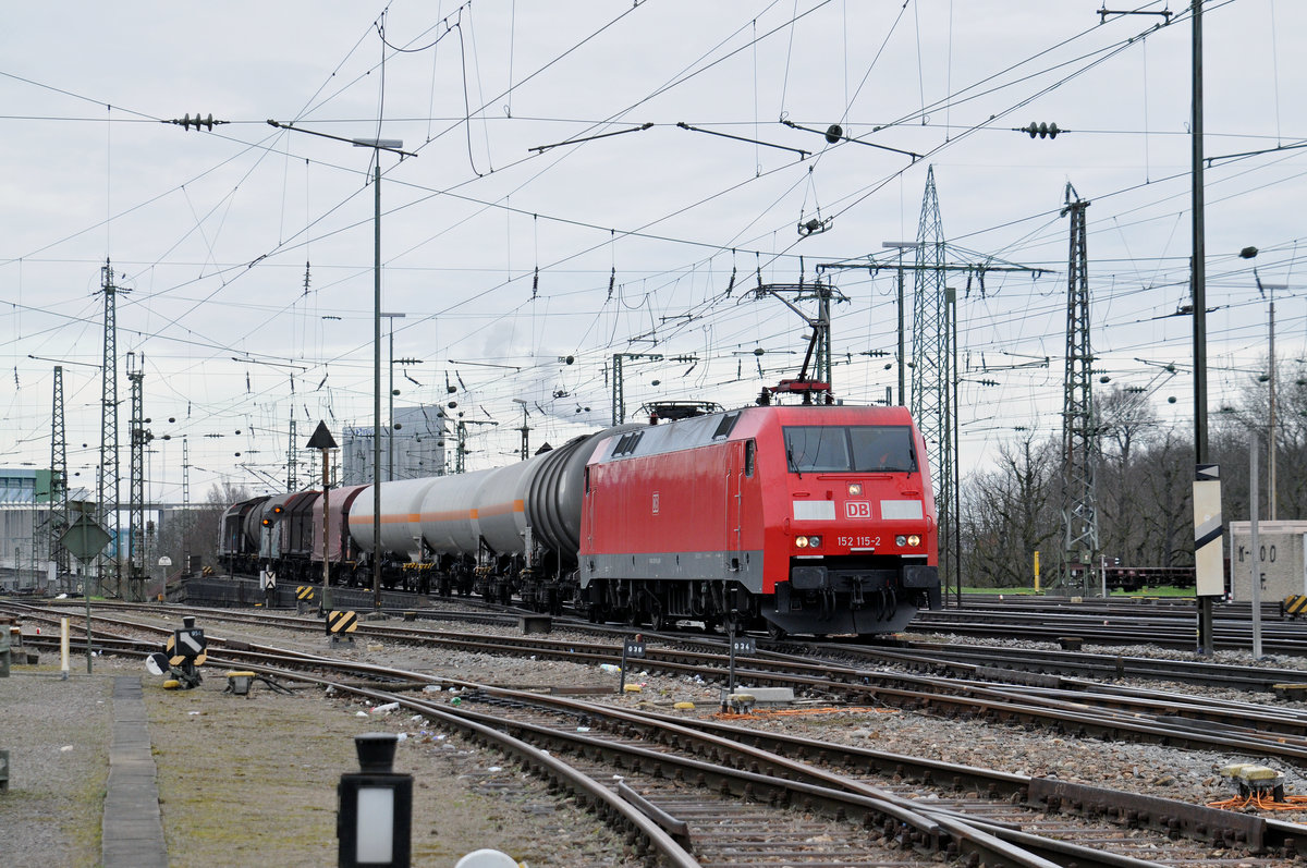 DB Lok 152 115-2 durchfährt den Badischen Bahnhof. Die Aufnahme stammt vom 31.03.2018.