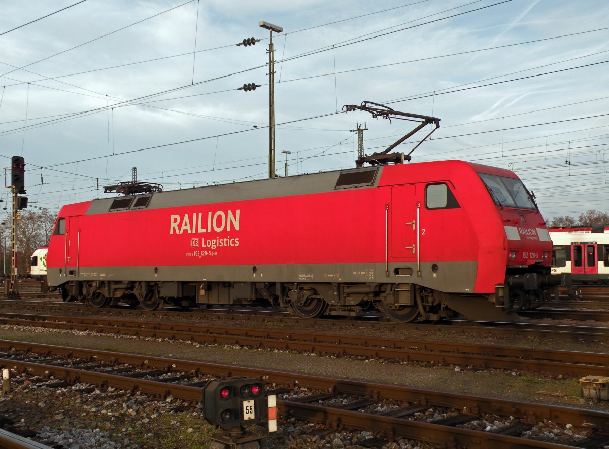 DB Lok 152 128-5 am Badischen Bahnhof in Basel. Die Aufnahme stammt vom 21.12.2013.