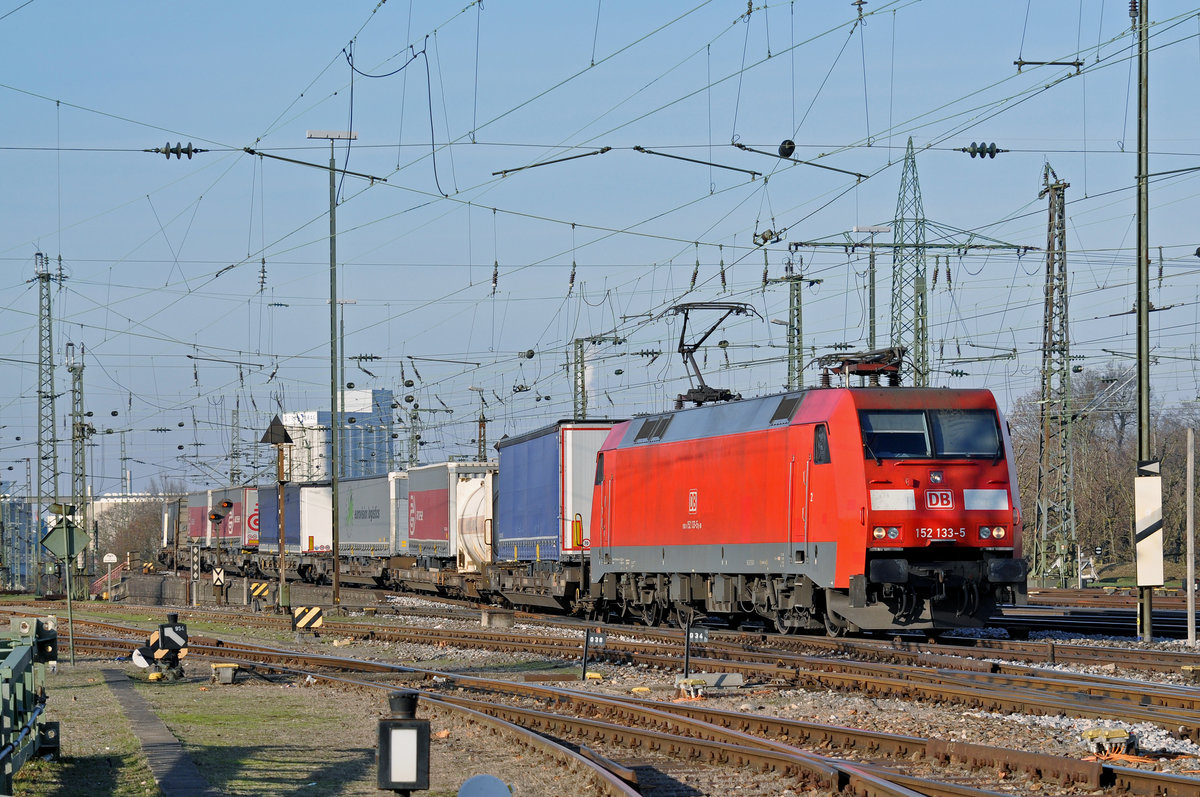 DB Lok 152 133-5 durchfährt den Badischen Bahnhof. Die Aufnahme stammt vom 30.11.2016.