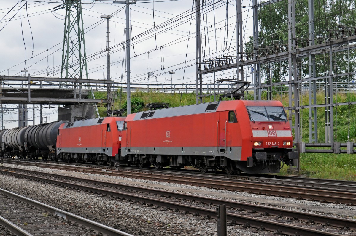 DB Lok 152 148-3 und die 152 141-8 durchfahren den Bahnhof Muttenz. Die Aufnahme stammt vom 09.06.2015.