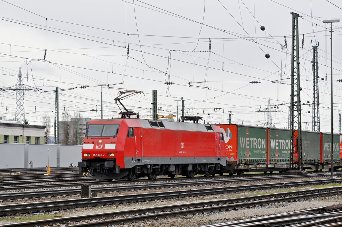 DB Lok 152 163-2 durchfährt den Badischen Bahnhof. Die Aufnahme stammt vom 28.02.2017.