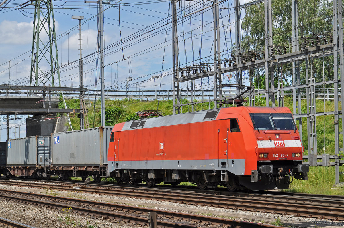 DB Lok 152 165-7 durchfährt den Bahnhof Muttenz. Die Aufnahme stammt vom 28.06.2016.