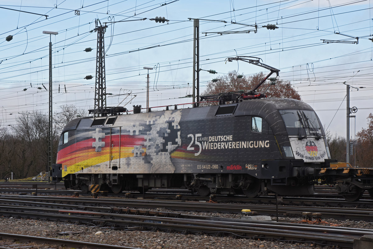 DB Lok 182 560-3 mit der Werbung für 25 Jahre Wiedervereinigung, durchfährt den badischen Bahnhof. Die Aufnahme stammt vom 09.01.2019.
