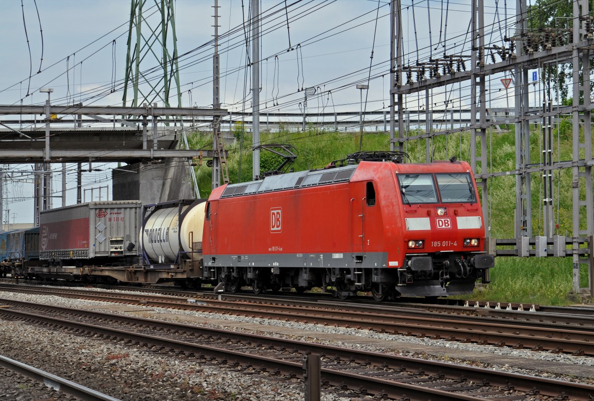 DB Lok 185 011-4 durchfährt den Bahnhof Muttenz. Die Aufnahme stammt vom 23.05.2015.