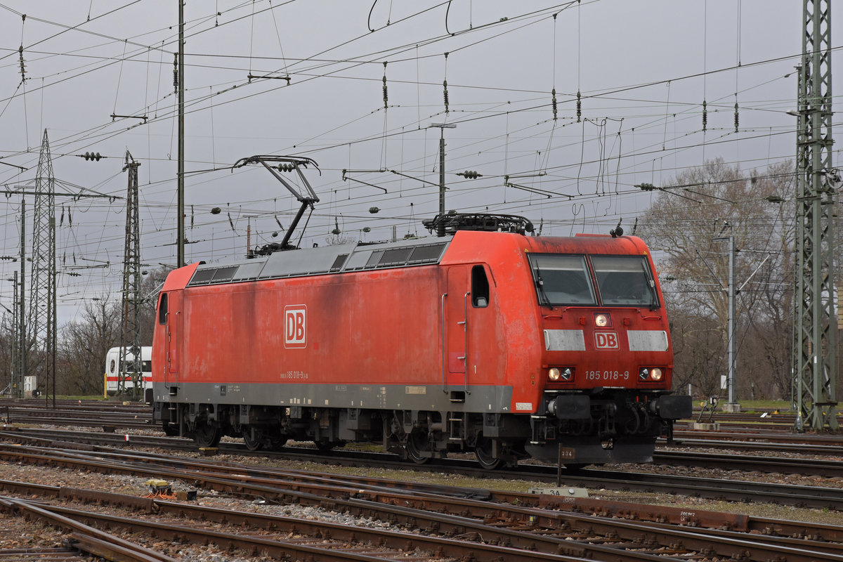 DB Lok 185 018-9 durchfährt den badischen Bahnhof. Die Aufnahme stammt vom 18.03.2019.
