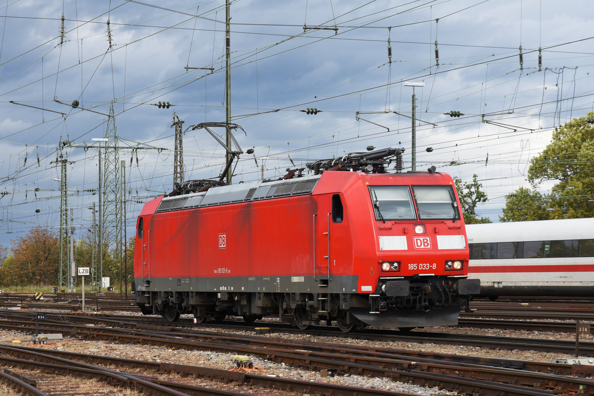 DB Lok 185 033-8 durchfährt solo den badischen Bahnhof. Die Aufnahme stammt vom 18.10.2019.