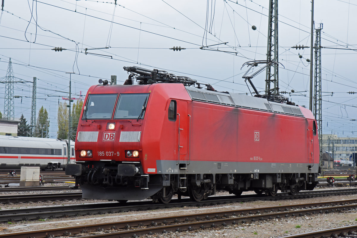 DB Lok 185 037-9 durchfährt solo den badischen Bahnhof. Die Aufnahme stammt vom 31.10.2019.