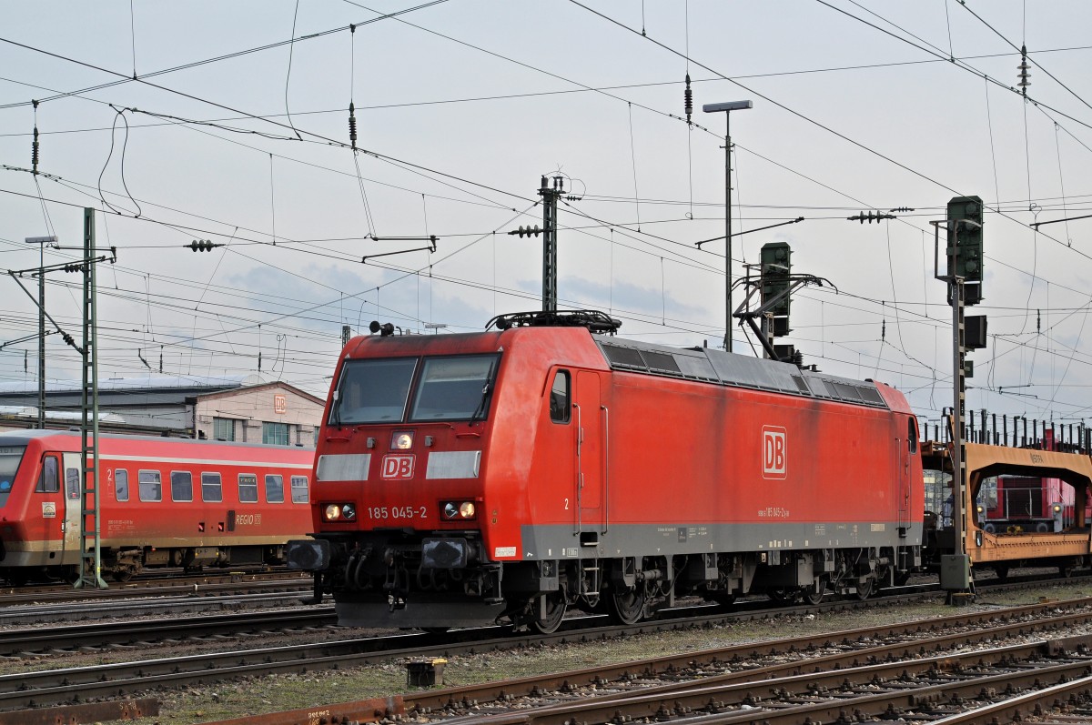 DB Lok 185 045-2 durchfährt den Badischen Bahnhof. Die Aufnahme stammt vom 18.02.2016.