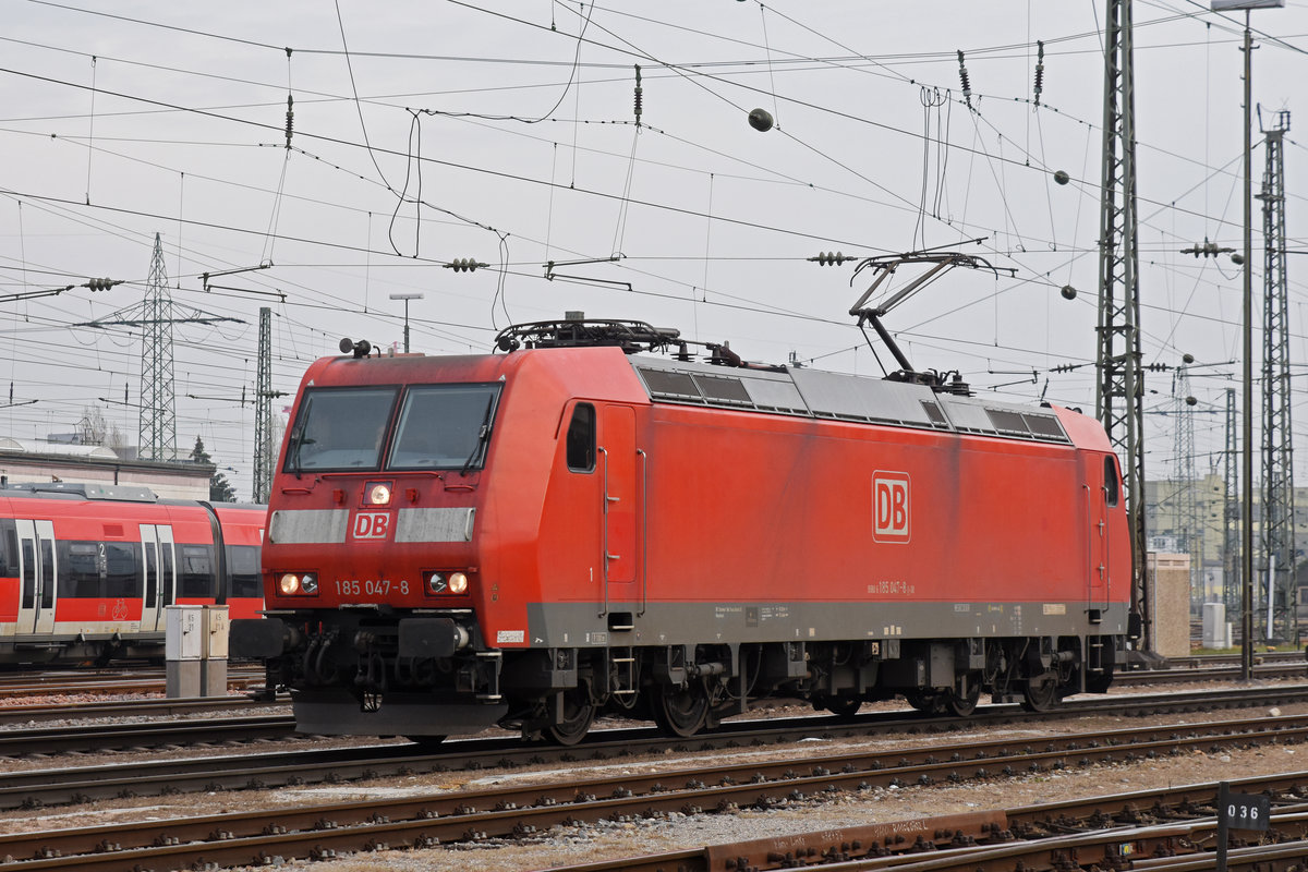 DB Lok 185 047-8 durchfährt solo den badischen Bahnhof. Die Aufnahme stammt vom 21.11.2018.