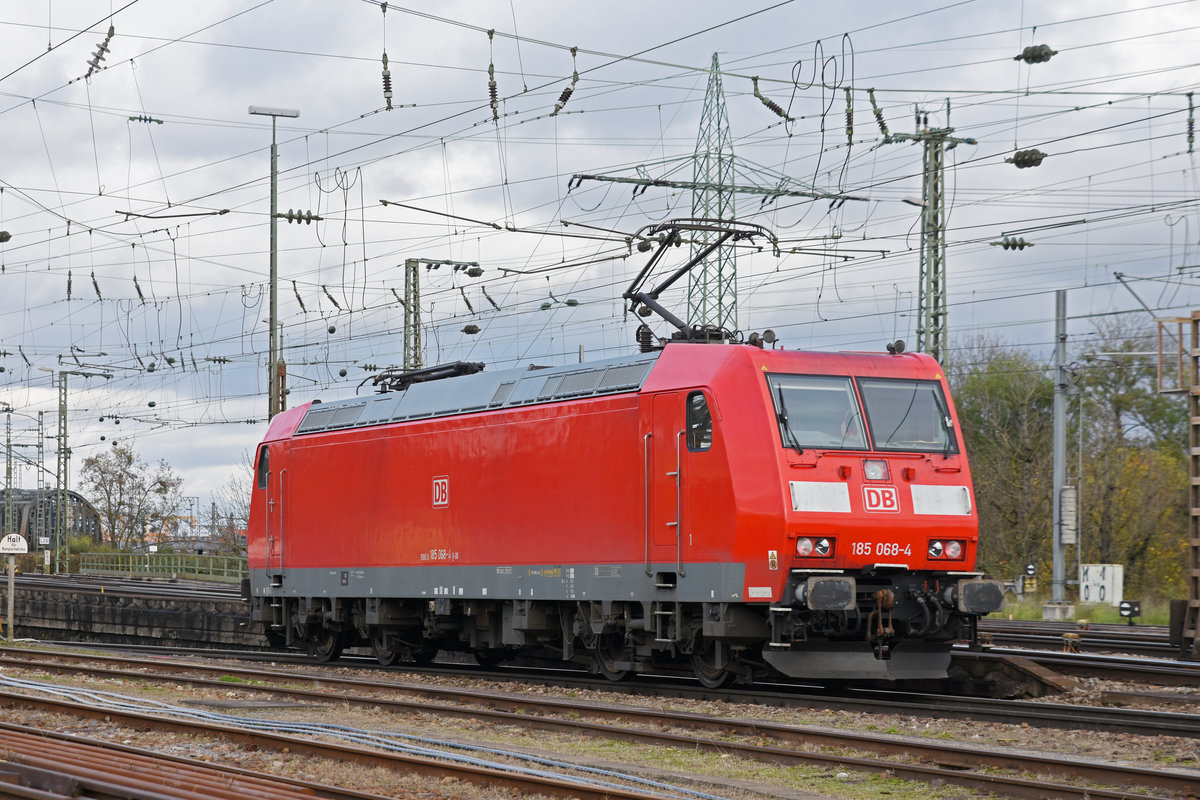 DB Lok 185 068-4 durchfährt solo den badischen Bahnhof. Die Aufnahme stammt vom 18.11.2019.