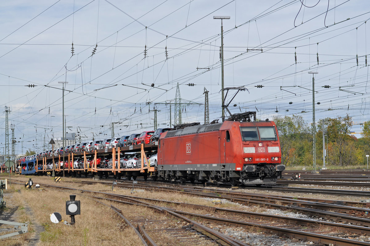 DB Lok 185 085-8 durchfährt den Badischen Bahnhof. Die Aufnahme stammt vom 21.10.2017.