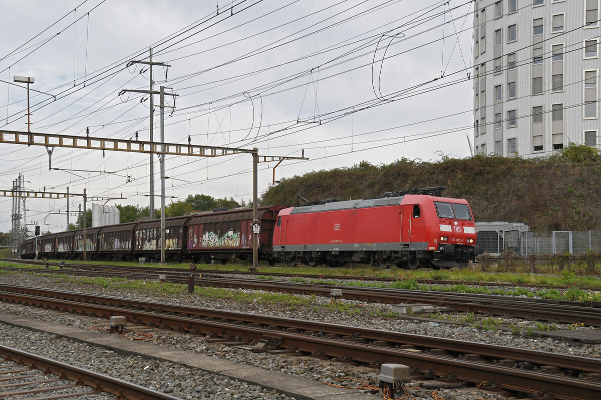 DB Lok 185 085-8 durchfährt am 25.09.2024 den Bahnhof Pratteln.